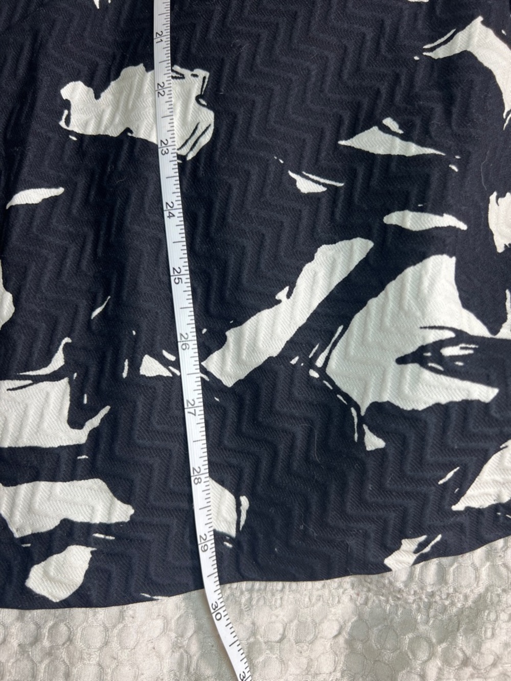 Banana Republic Black & White Printed Midi Skirt size 4 - Picture 5 of 8